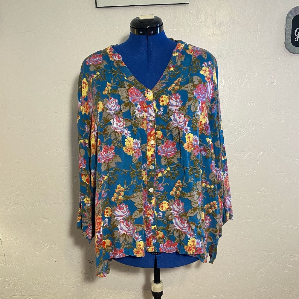 Studio Salon V-neck blouse, size 3X.